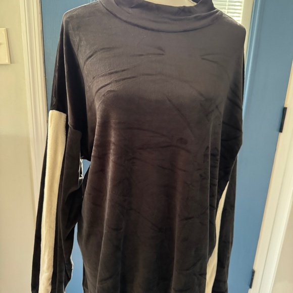 Comfort Code pullover top - Picture 1 of 3